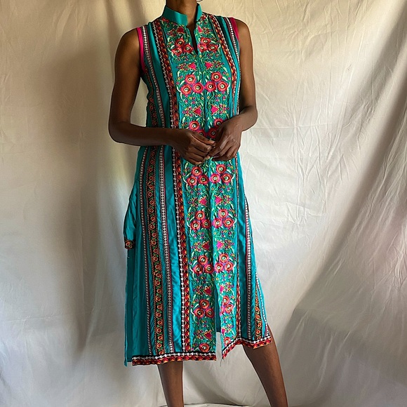 Beautifully embroidered dress shirt - Picture 2 of 4